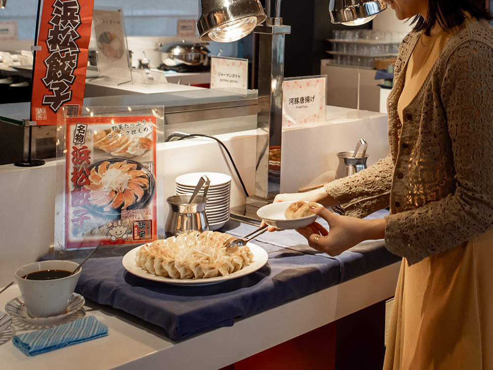 浜松餃子を並べたトレー