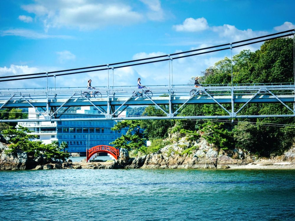 湖畔をサイクリングするゲスト