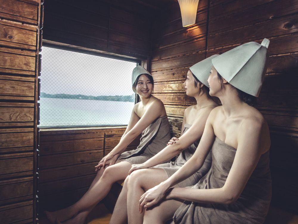 柔らかな光が射すサウナ室