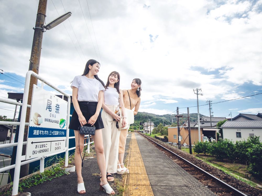 天浜線の車窓から望む秋の湖畔