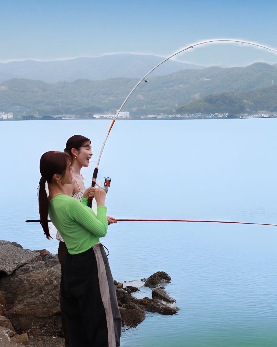 魚が集まる猪鼻湖