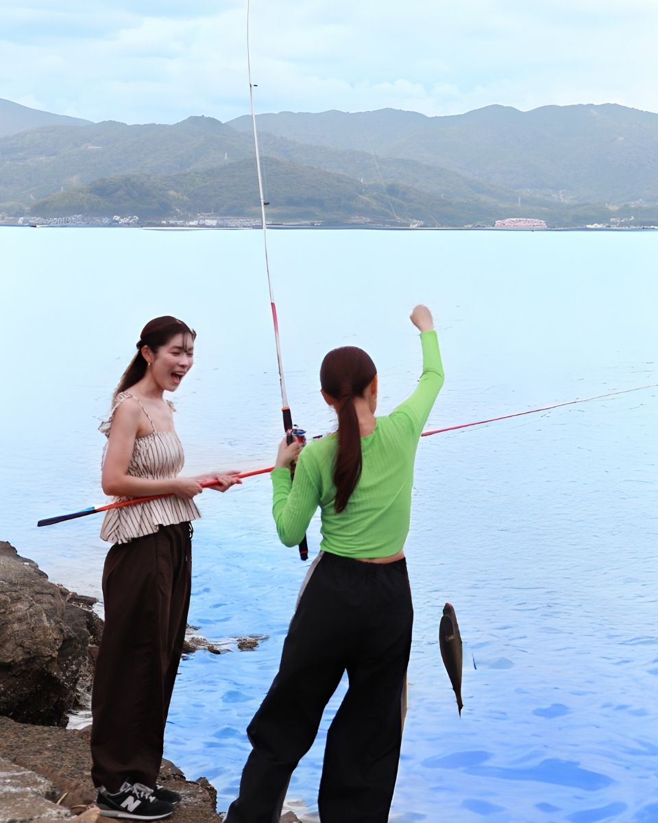 釣れた魚を見せる様子