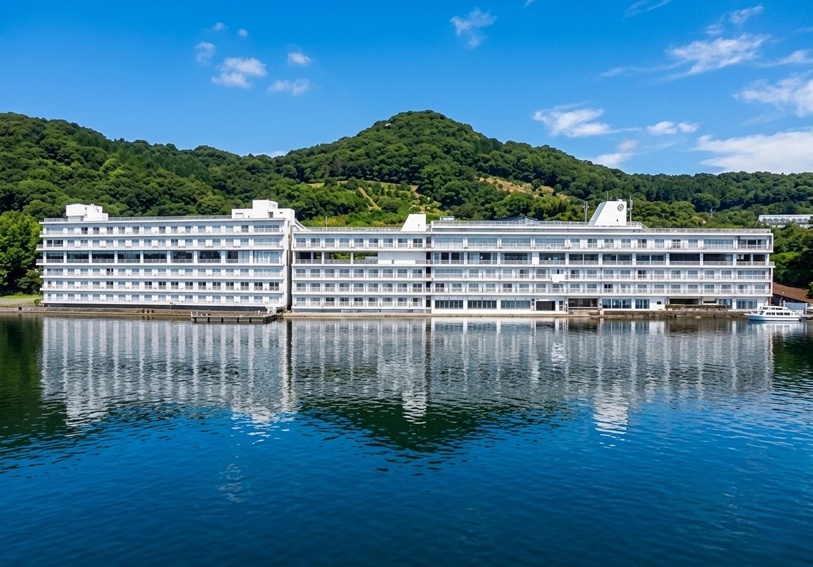 湖上から望む白い客船のようなホテル全景